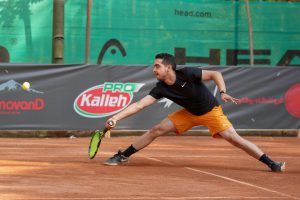 بازیکن تنیس در حال اجرای بک‌هند در مسابقات ایران